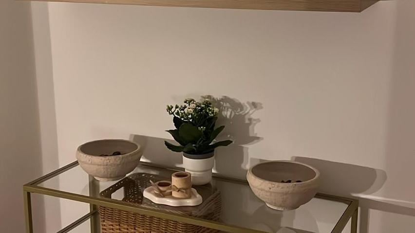 Detalle de toallas, aceites y elementos naturales en cabina.